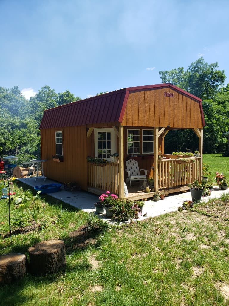 Cabin-style building